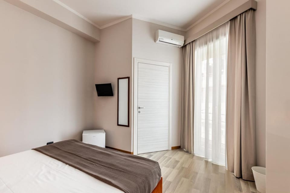 TV and multimedia, Photo of the whole room, Bedroom
