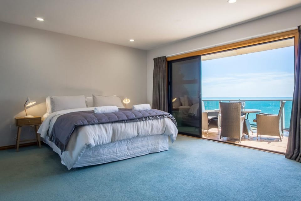 Waterfront On Woolcombe - 4BR holiday apartment House in New Plymouth