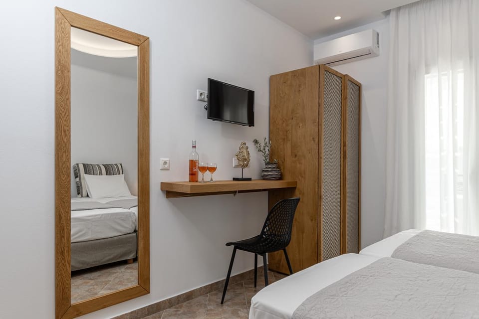 Bed, TV and multimedia, Photo of the whole room, Bedroom, hair dresser, towels, wardrobe, air conditioner