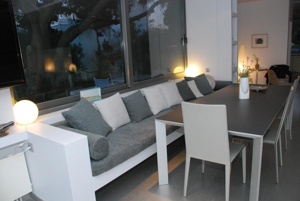 Balcony/Terrace, Photo of the whole room, Decorative detail, Dining area, Guests, City view, Garden view, Mountain view, Sea view, Street view, Family, Family