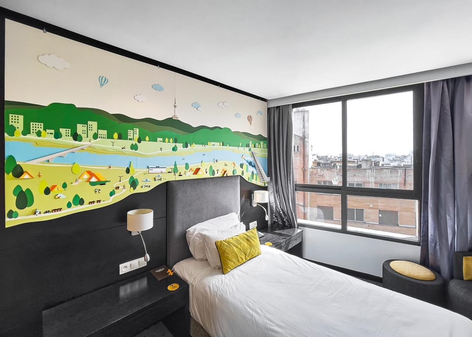 Photo of the whole room, Bedroom