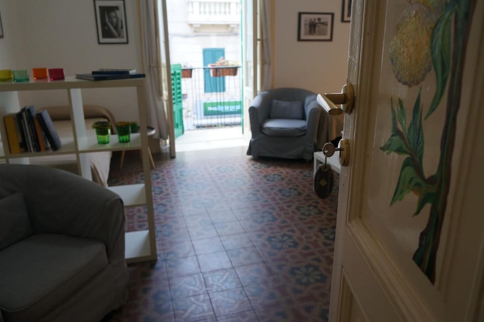 Bedroom, Street view, Family