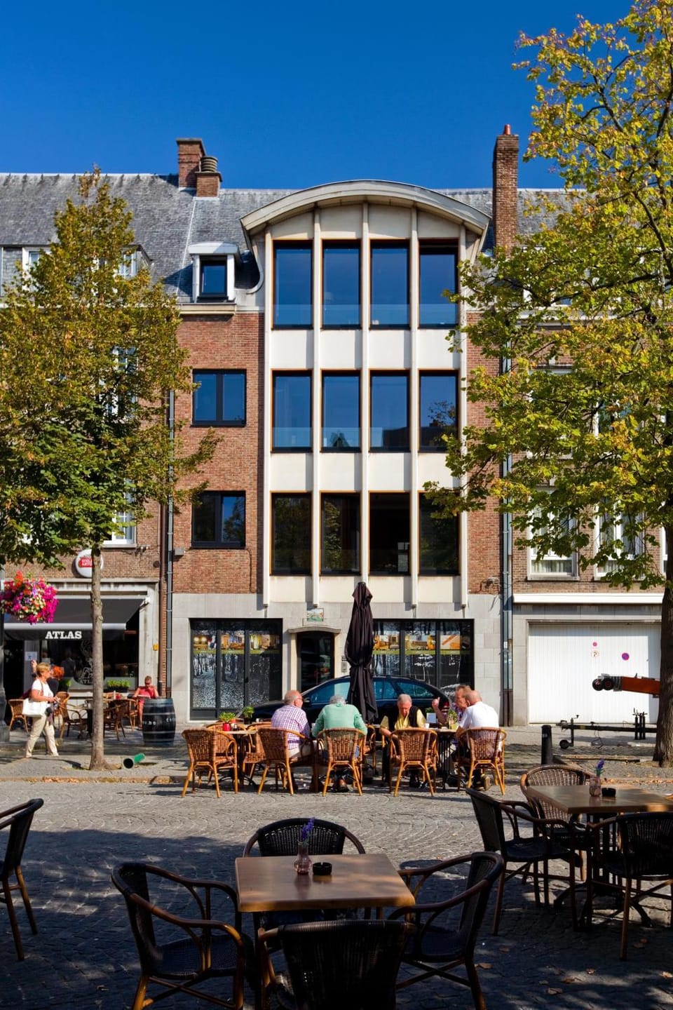 Property building, Restaurant/places to eat, Facade/entrance, Day, Neighbourhood, City view, Street view, Location, Internal: Not applicable to any particular room
