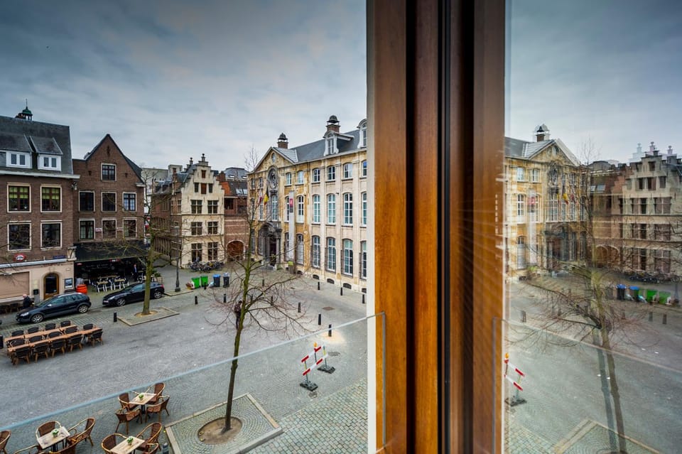 Day, Neighbourhood, City view, Landmark view, Street view, Location