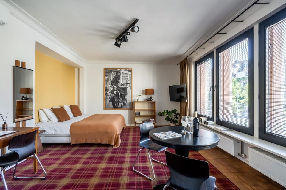 Bed, TV and multimedia, Living room, Photo of the whole room, Seating area, Evening entertainment, Bedroom