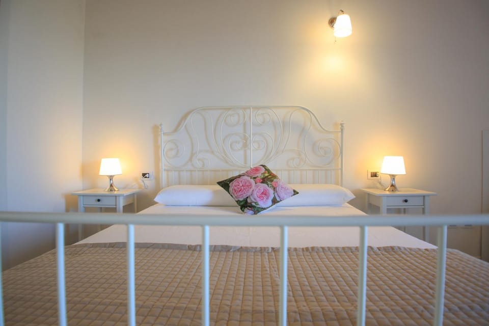 Bed, Photo of the whole room, Decorative detail, Bedroom