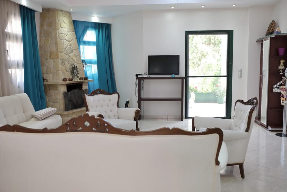 Communal lounge/ TV room, TV and multimedia, Living room