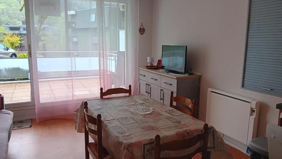 TV and multimedia, Seating area, Dining area