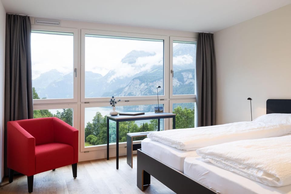 Photo of the whole room, Lake view