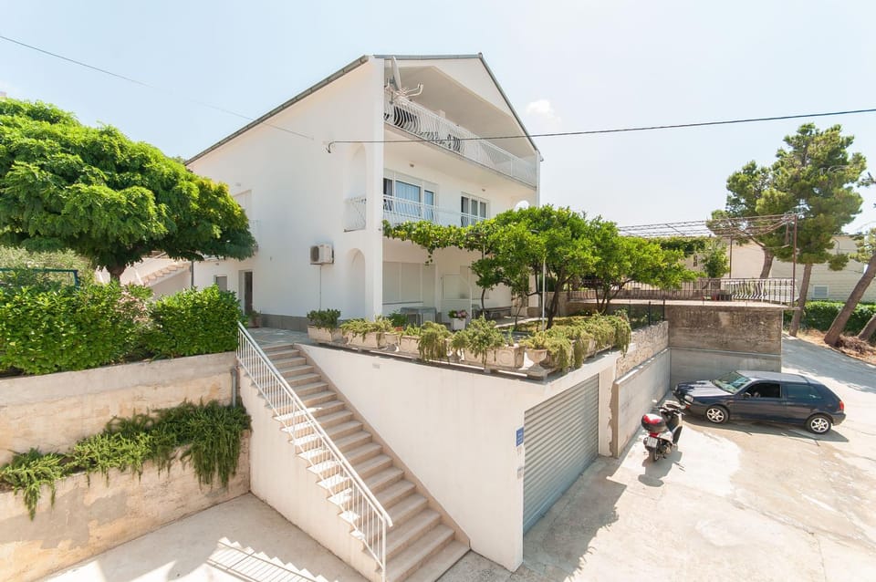 Property building, Facade/entrance, Balcony/Terrace