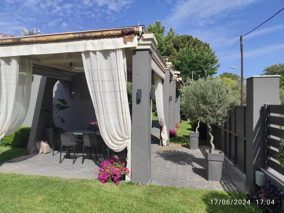 Patio, Garden, Dining area, Garden view