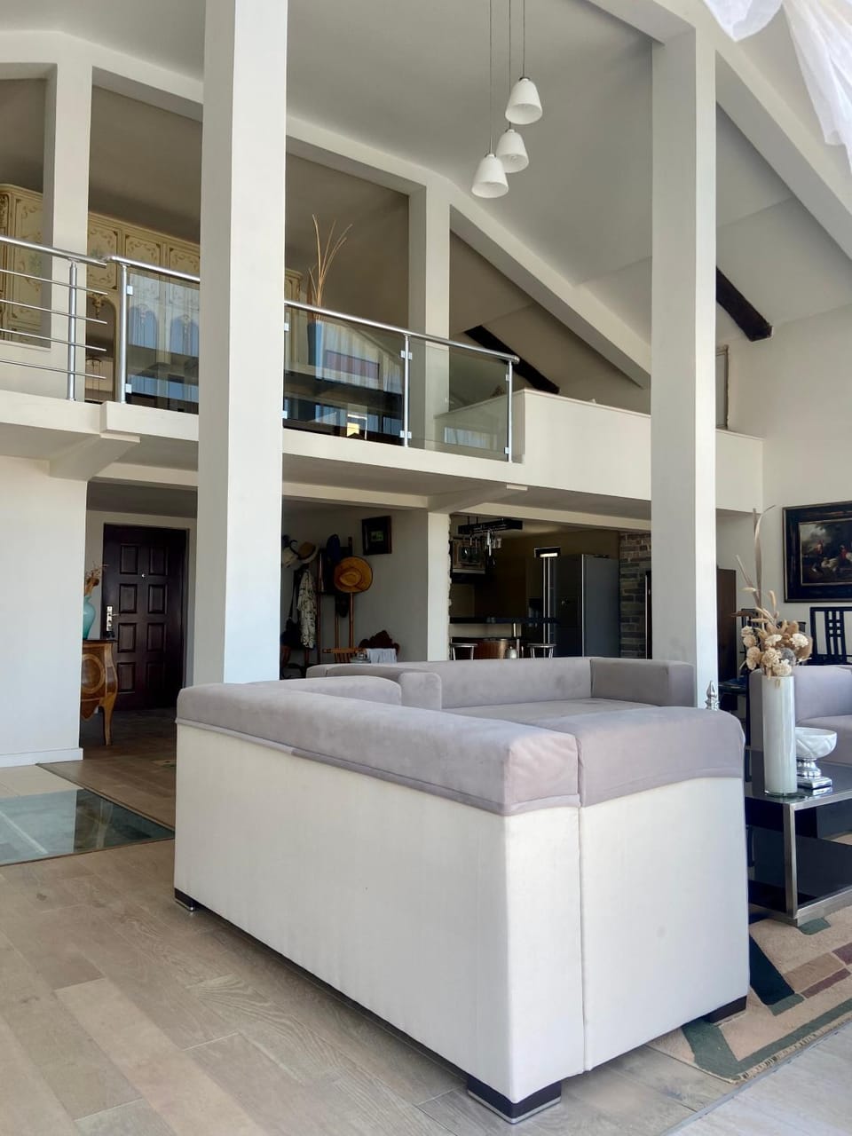 Nightclub / DJ, Lounge or bar