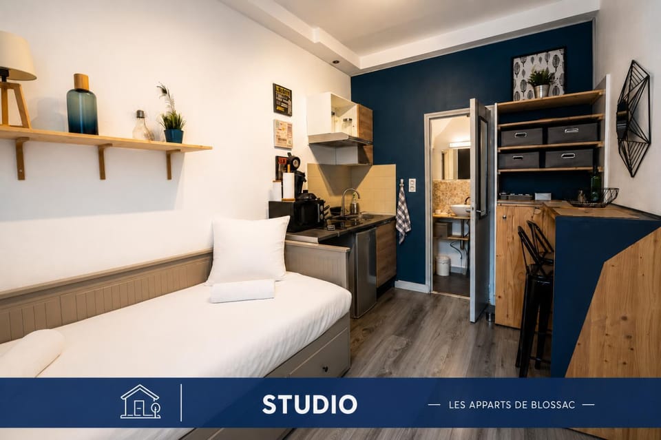 Bed, Kitchen or kitchenette, Photo of the whole room, Seating area, Dining area, Meals
