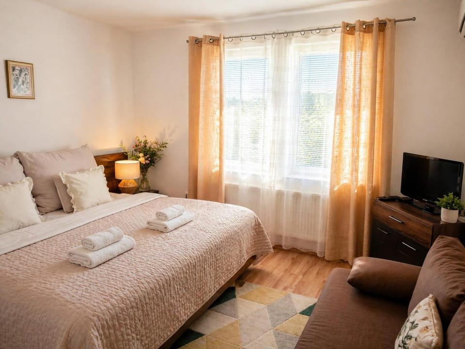 Communal lounge/ TV room, Bed, Photo of the whole room, Bedroom, towels