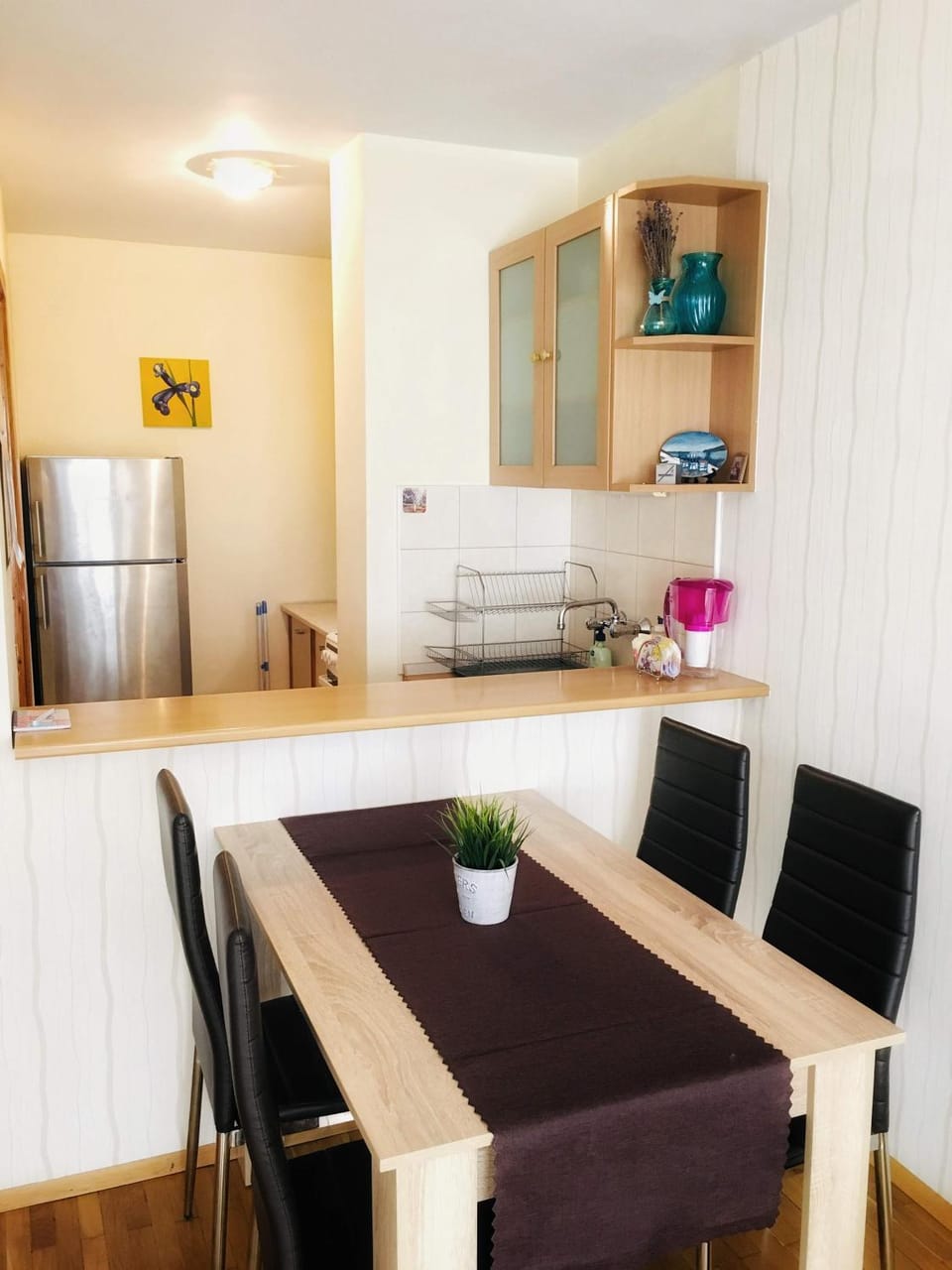 Coffee/tea facilities, Kitchen or kitchenette, Living room, Seating area, Dining area