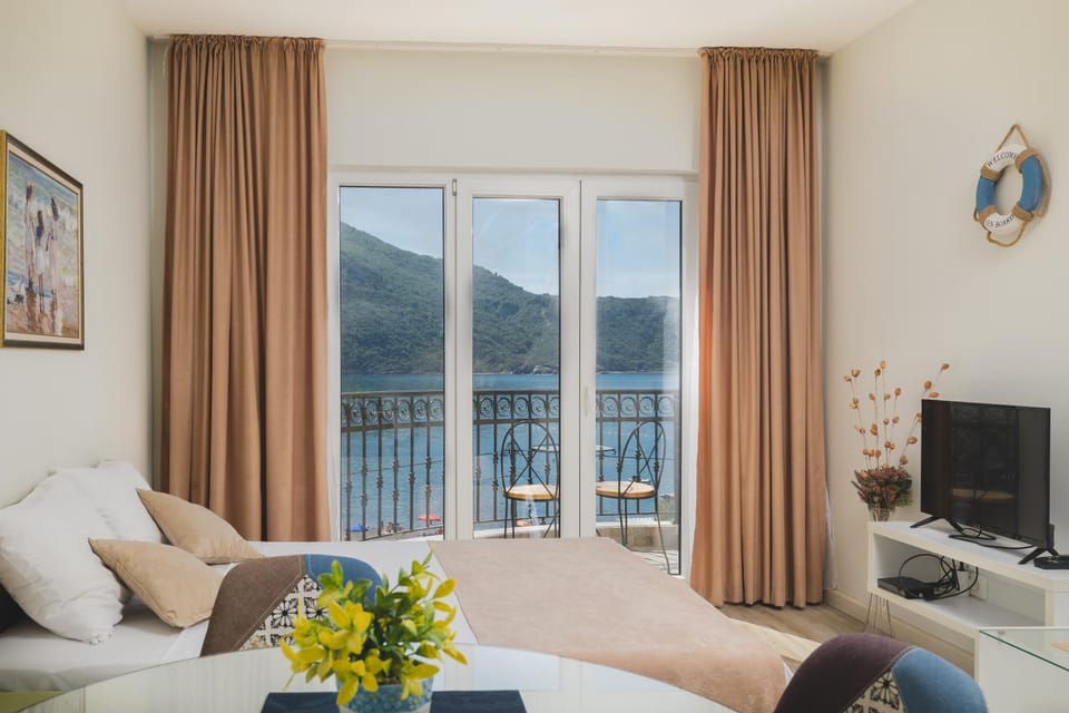 Bed, TV and multimedia, Living room, Decorative detail, Dining area, Mountain view, Sea view