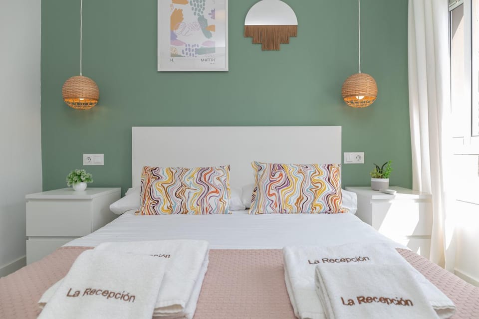 Bed, Bedroom, towels