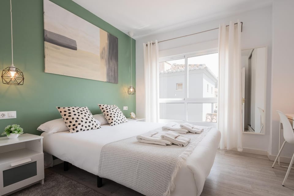 Seating area, Bedroom, towels