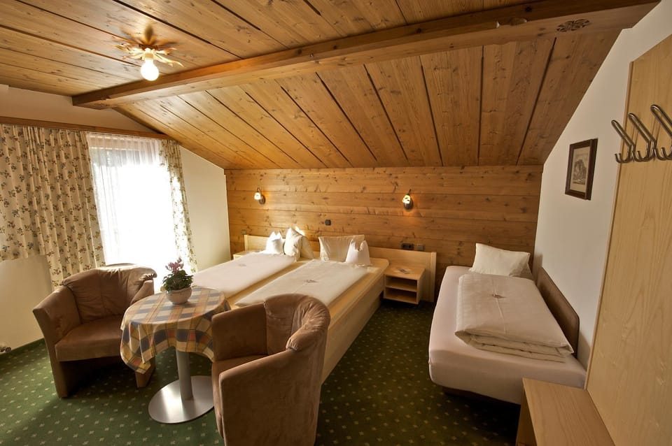 Pension Hinterholzer Apartments und Zimmer Bed and Breakfast in Ellmau