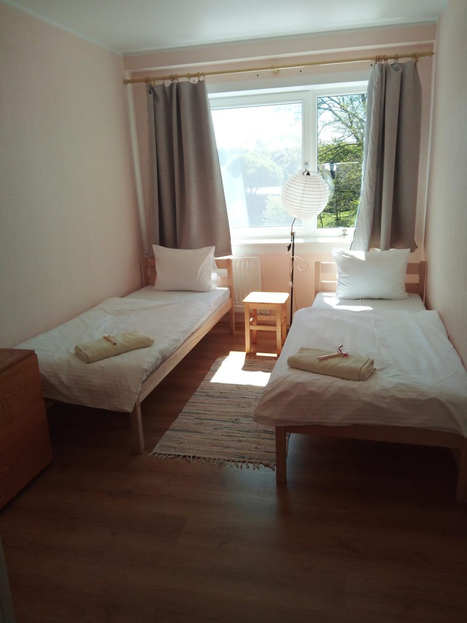 Photo of the whole room, River view