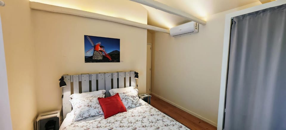 Photo of the whole room, Bedroom, air conditioner