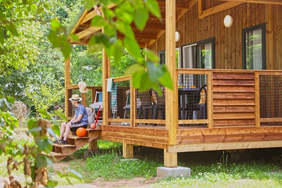 Camping Paradis le Rocher de la Granelle Campground/ 
RV Resort in Le Bugue