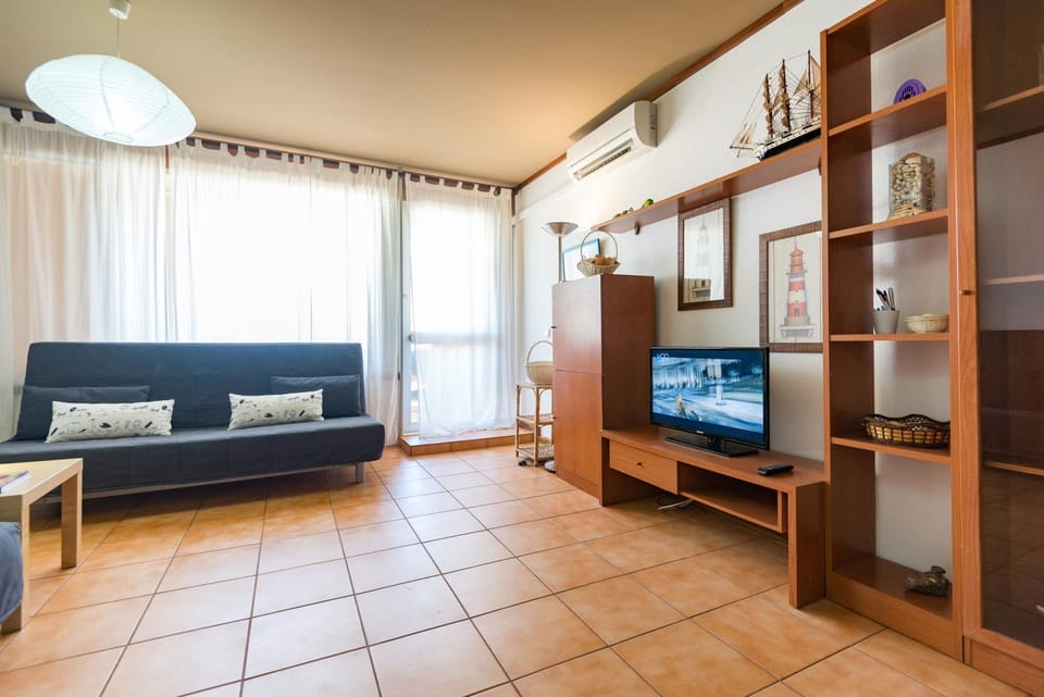 TV and multimedia, Living room, Seating area, air conditioner