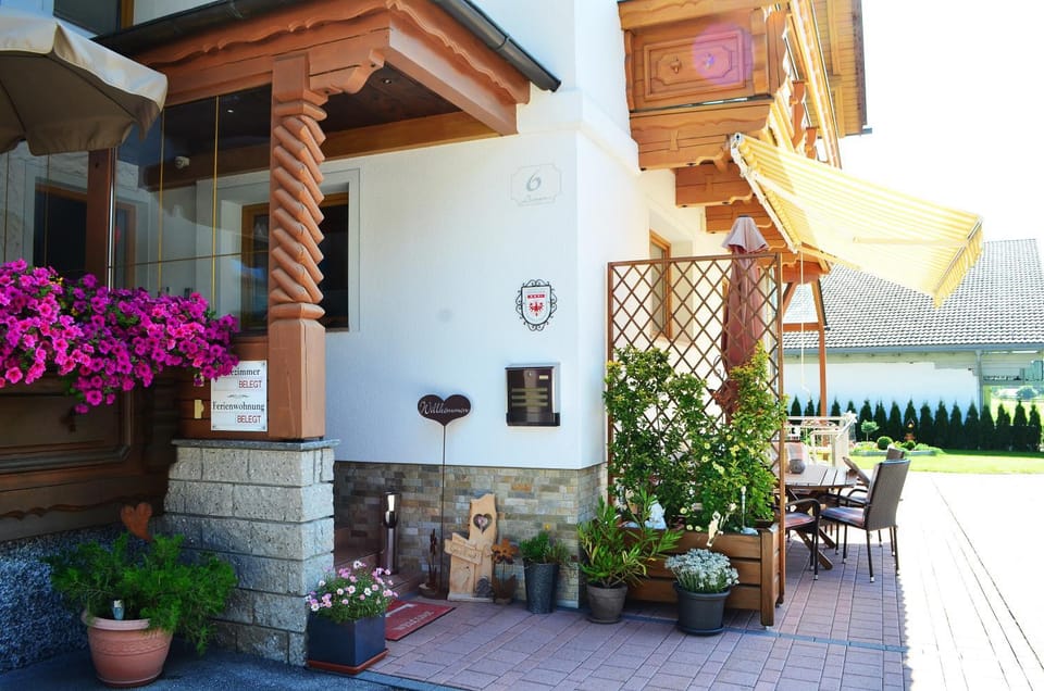 Property building, Facade/entrance, Garden, Balcony/Terrace