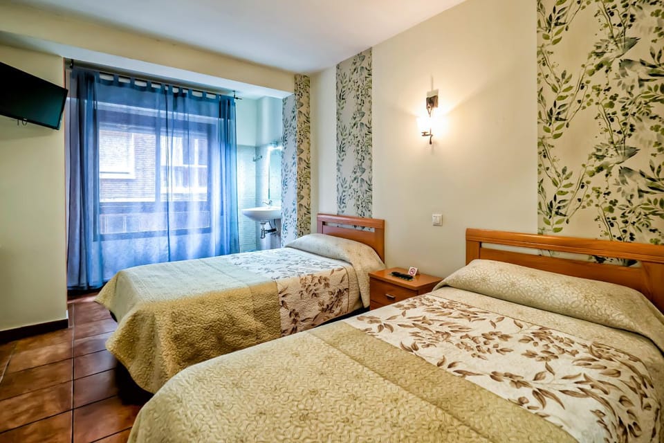 Bed, TV and multimedia, Photo of the whole room