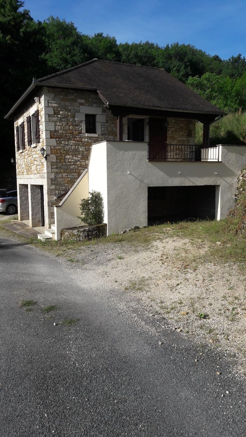 Gîte au calme avec point de vue proche Turenne House in Occitanie