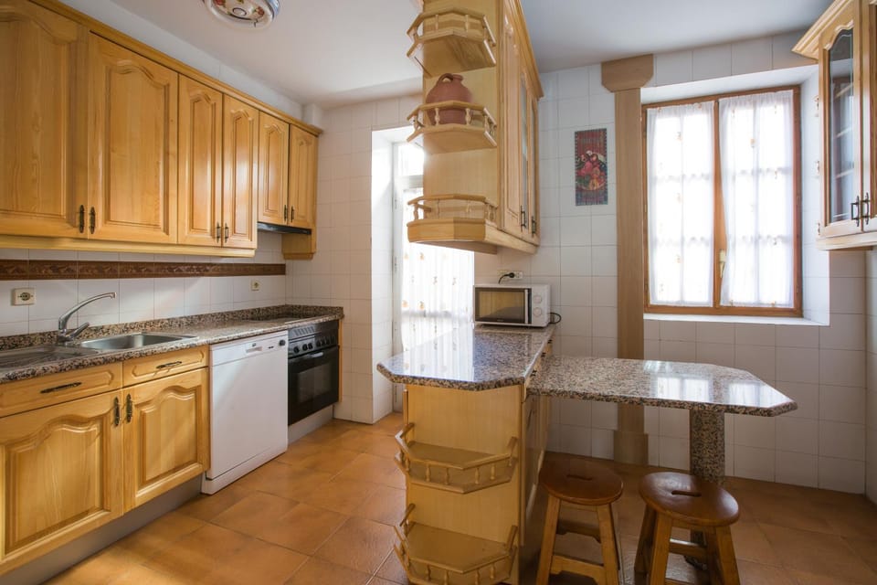 Kitchen or kitchenette, Dining area, minibar, pet friendly, stove