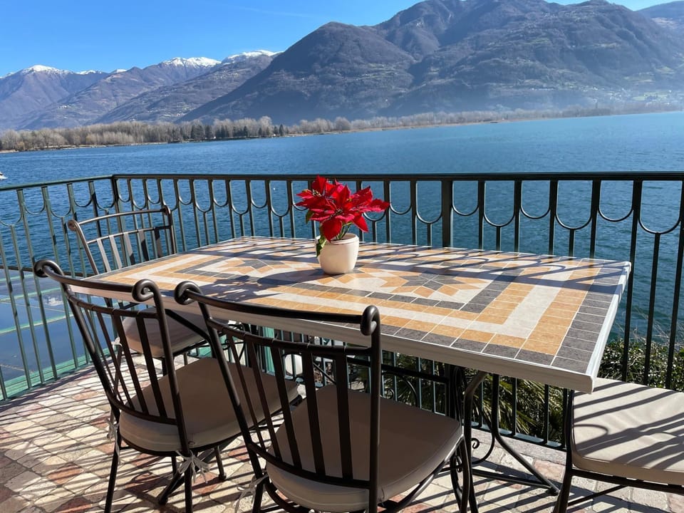 Balcony/Terrace, Lake view, Mountain view