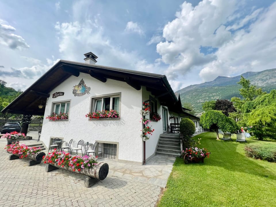 Property building, Day, Natural landscape, Garden, Garden view, Mountain view