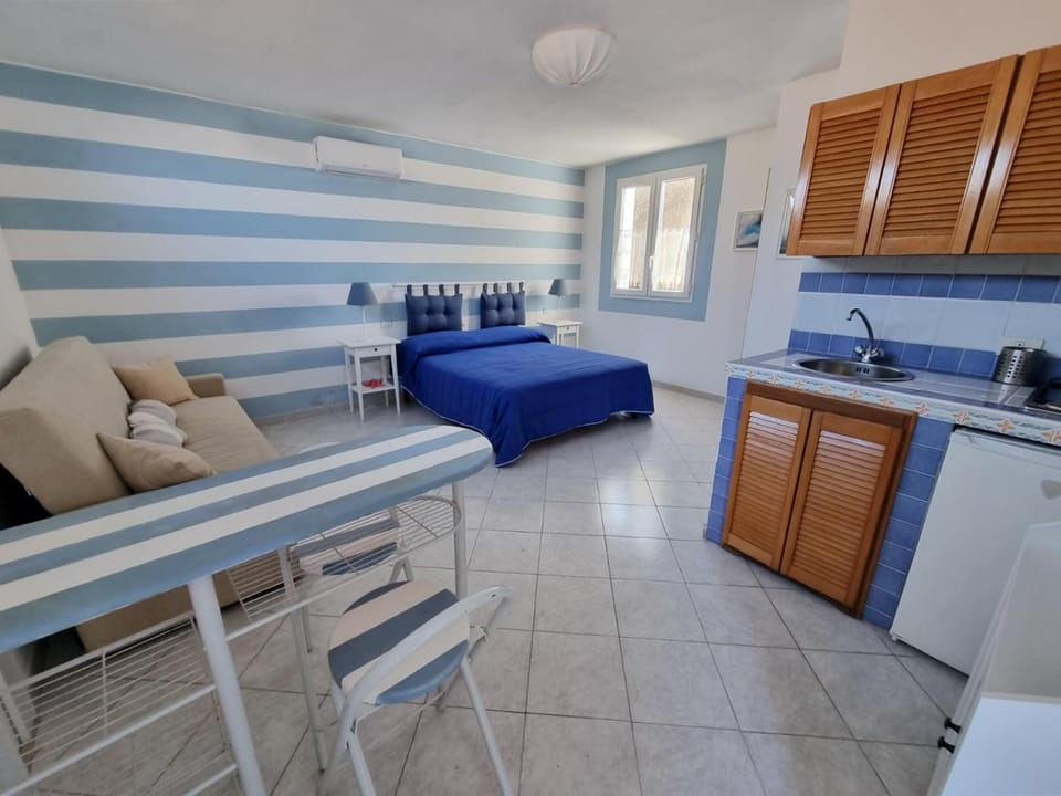 Bed, Kitchen or kitchenette