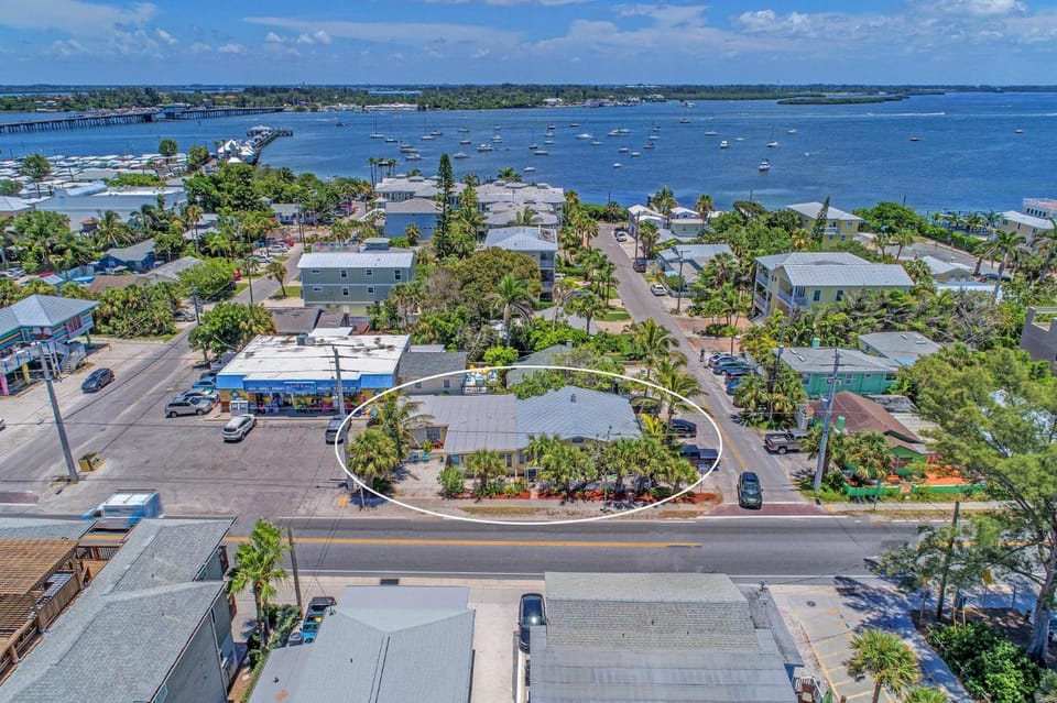 Playa Esmeralda One Bedroom Cottages House in Bradenton Beach