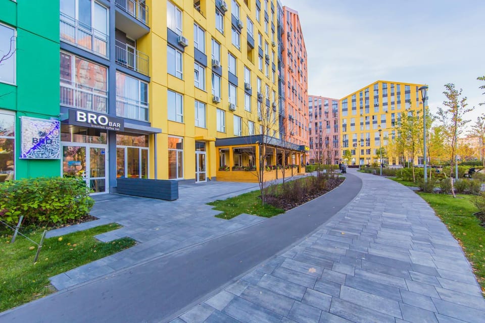 Property building, Restaurant/places to eat, Facade/entrance, Neighbourhood, Lounge or bar