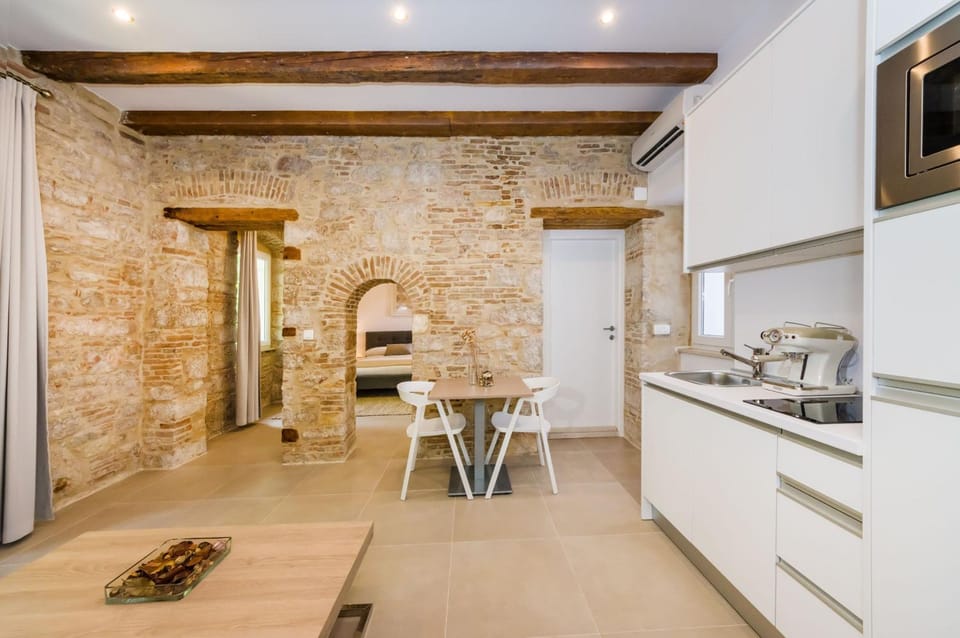 TV and multimedia, Kitchen or kitchenette, Living room, Photo of the whole room, Seating area, Dining area, Bedroom
