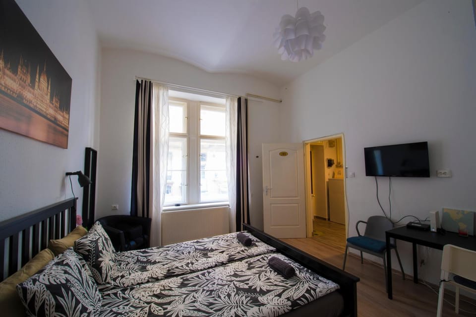 TV and multimedia, Photo of the whole room, Bedroom