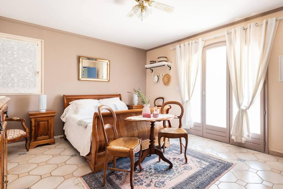 Photo of the whole room, Bedroom