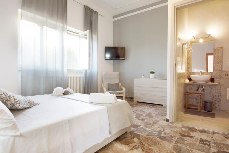 Bed, Bathroom, TV and multimedia, Photo of the whole room, Bedroom