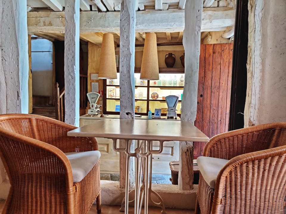 Living room, Lobby or reception, Seating area, Dining area, Internal: Not applicable to any particular room