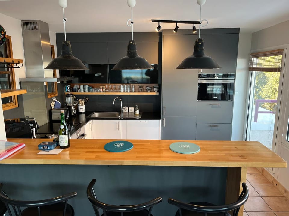 Lounge or bar, kitchen