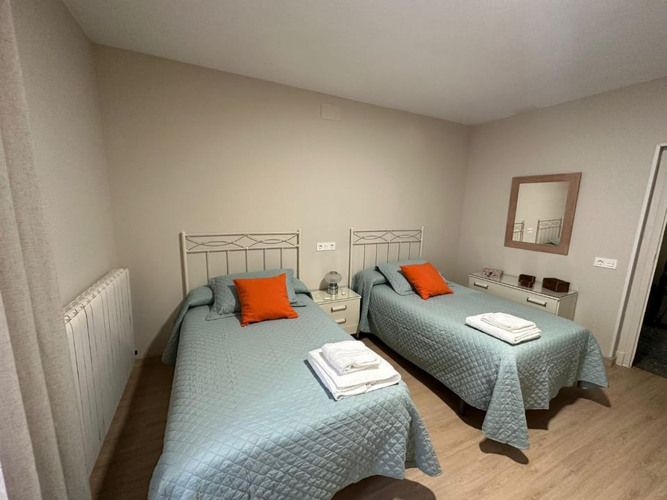 Photo of the whole room, Bedroom, towels