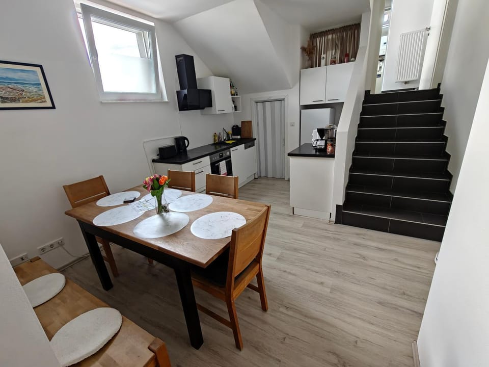 Kitchen or kitchenette, Seating area, Dining area