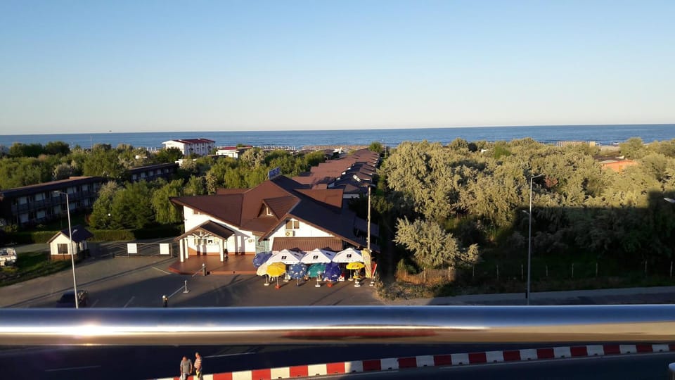 Sea view, Street view