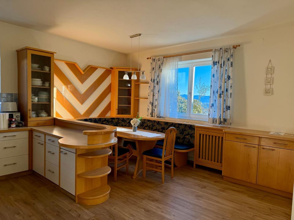 Dining area, kitchen