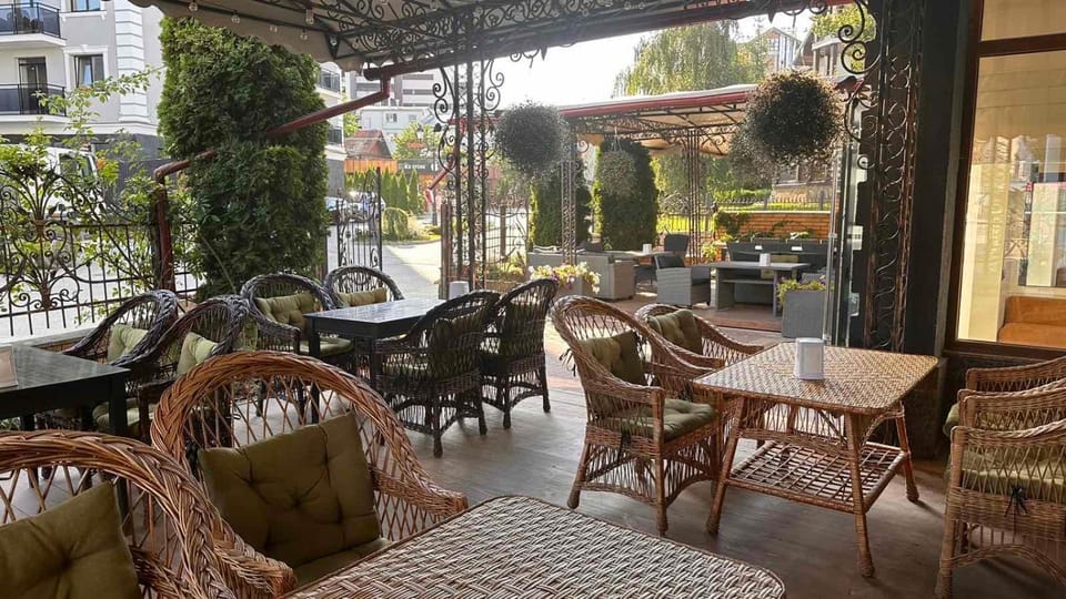 Patio, Restaurant/places to eat, Banquet/Function facilities, Seating area