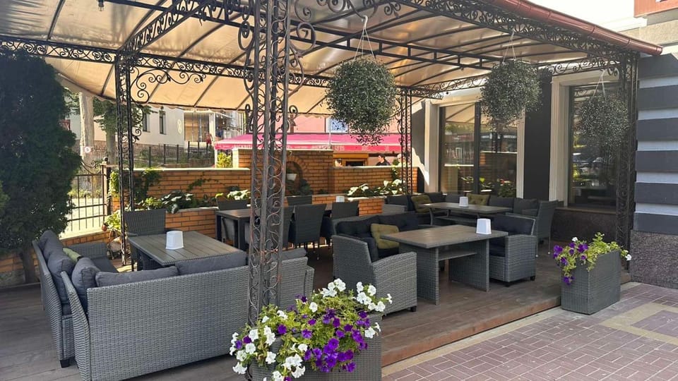 Patio, Restaurant/places to eat, Balcony/Terrace, Breakfast