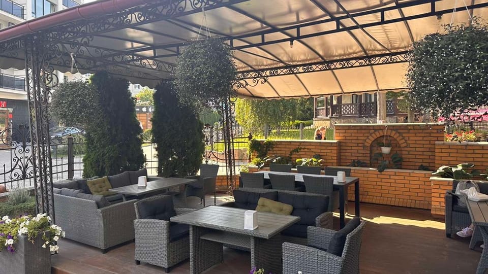 Patio, Restaurant/places to eat, Balcony/Terrace, Banquet/Function facilities, Seating area