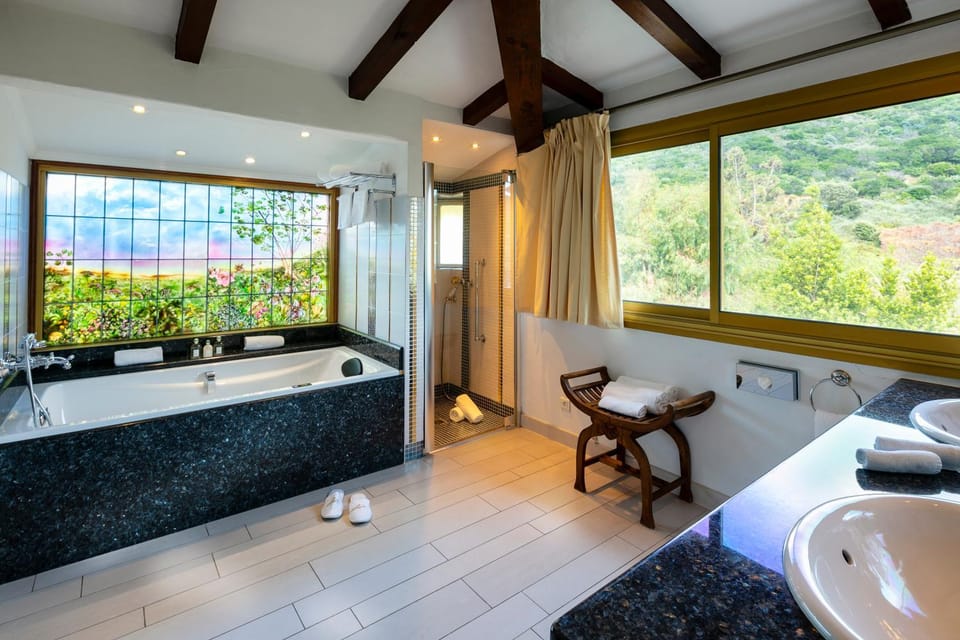 Hot Tub, Bathroom